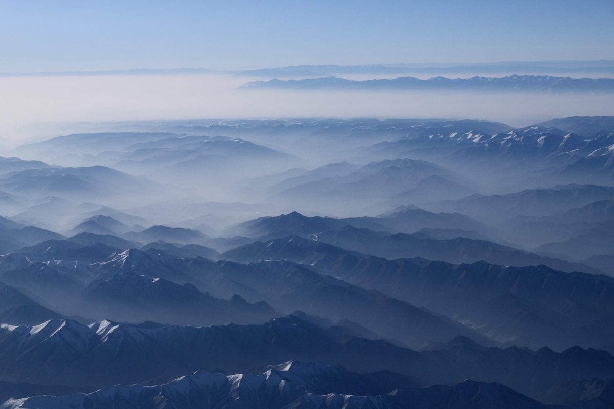 云雾中的群山