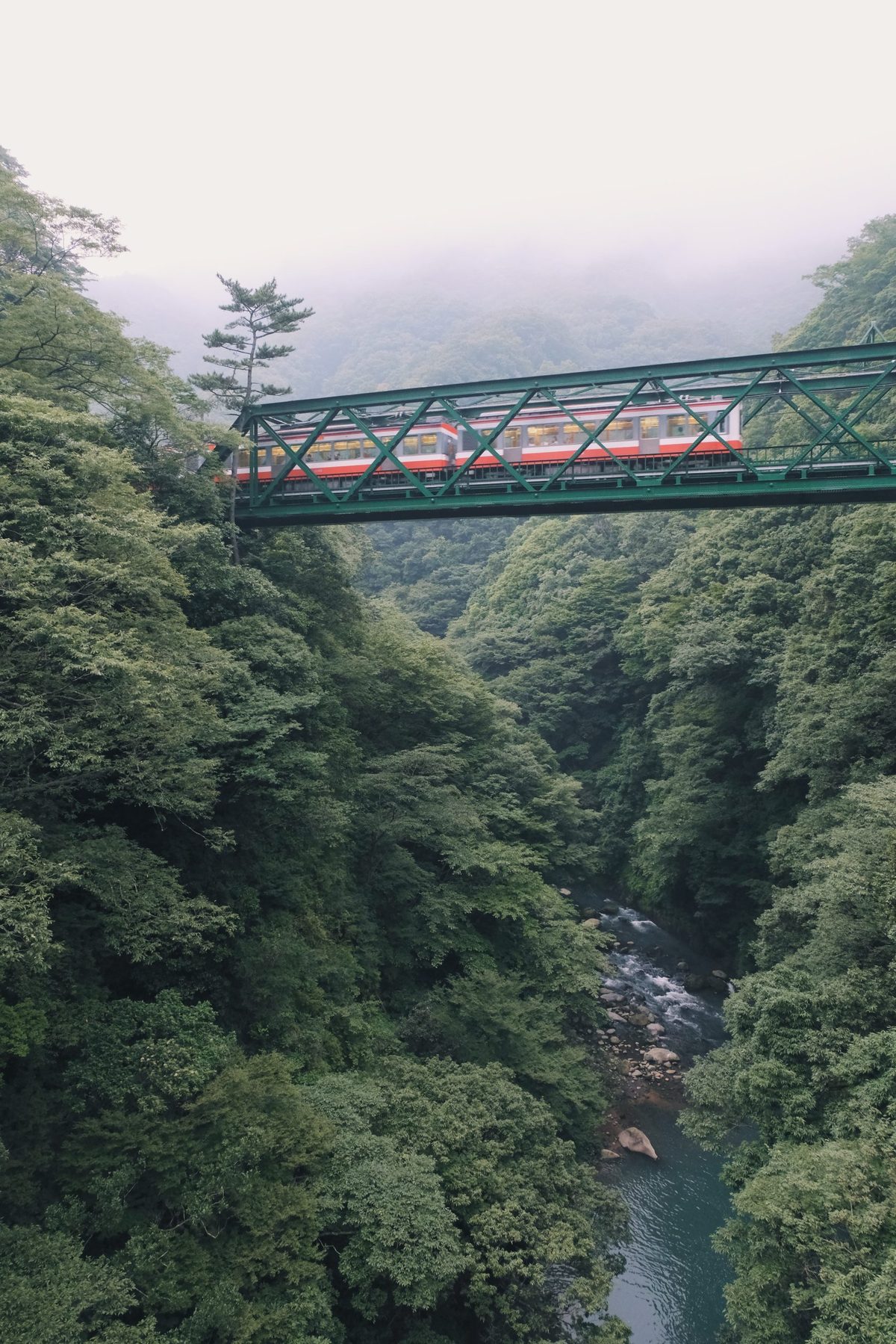 小火车穿越山间